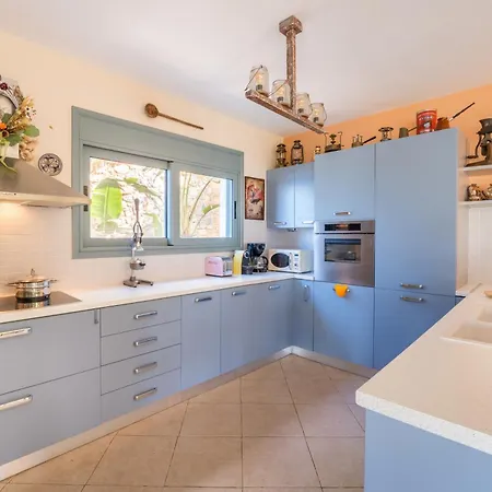 Villa Spacious By The Sea