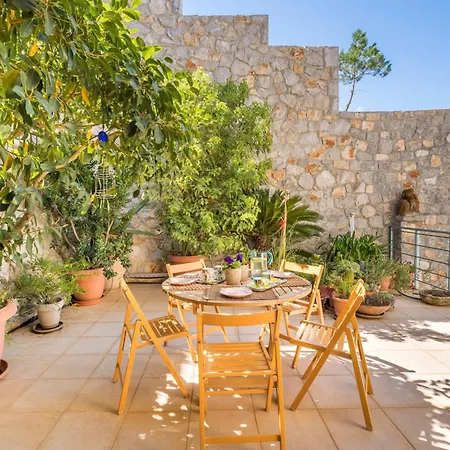 Villa Spacious By The Sea