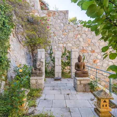 Spacious By The Sea Villa *