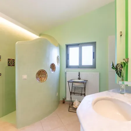 Villa Spacious By The Sea