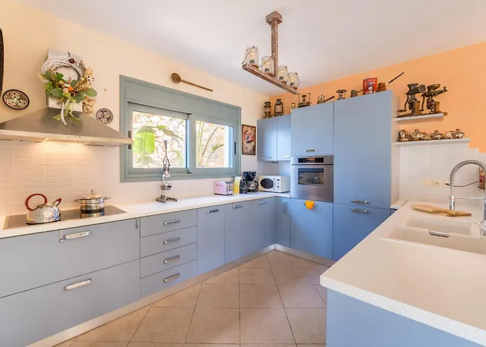 Villa Spacious By The Sea