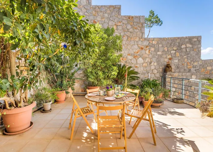 Villa Spacious By The Sea