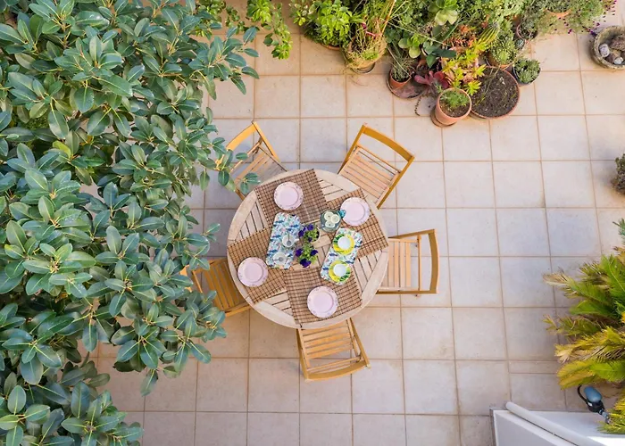 Villa Spacious By The Sea