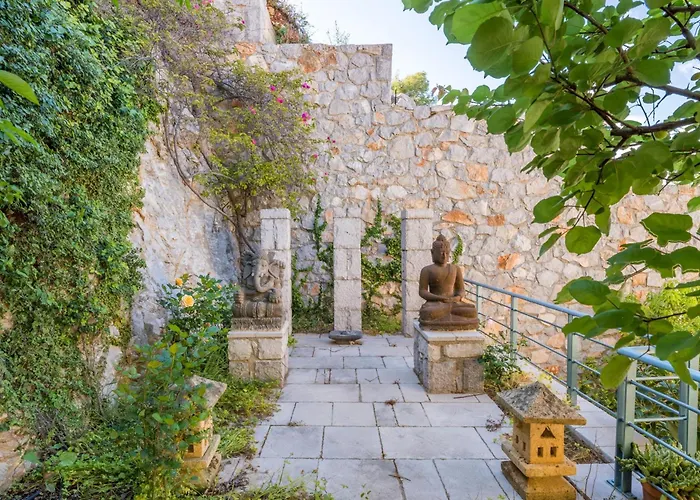 Spacious By The Sea Villa *