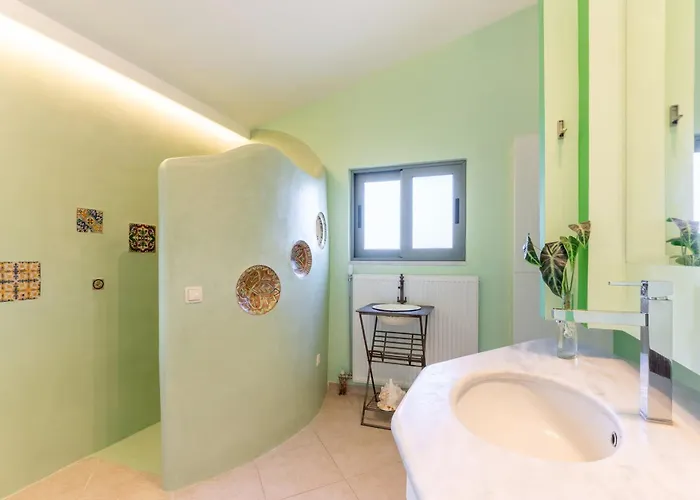 Villa Spacious By The Sea